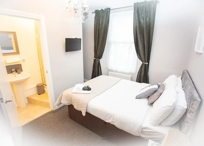 The Ibrox 3* Bristol