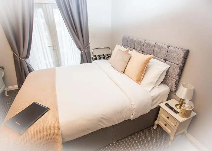 The Ibrox 3* Bristol